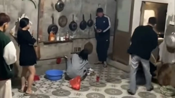 Sang nhà bạn trai, cô gái sốt sắng rửa bát khiến chị em ruột bất ngờ