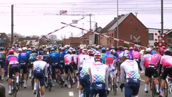 Nhiều tay đua bị điều tra vì cố vượt đường ray tàu hoả khi đèn đỏ