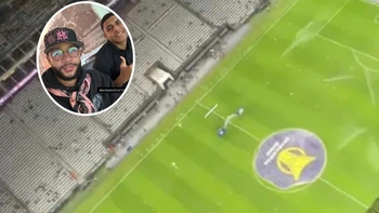 Memphis Depay gây sốt khi đi xem bóng đá bằng trực thăng