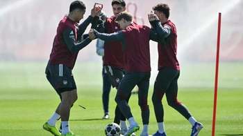 Lý do cầu thủ Arsenal giữ bút chì giữa đầu ngón tay khi tập luyện