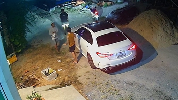 Chủ nhà hú hồn khi thấy hai người lạ giữa đêm đi xe máy vào ngõ cụt