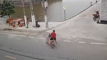 Màn ôm cua xe đạp 'cực khét' đi vào lòng ao