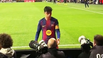 Pedri gây cười khi tưởng đầu hói của phóng viên ảnh là bóng