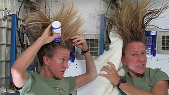 Nữ phi hành gia gội đầu thế nào khi bay vào không gian?