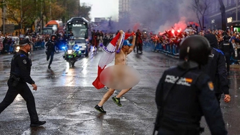 Xe buýt Real Madrid bị người khỏa thân chặn đường