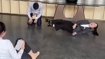 Hai nữ nhân viên cười sảng khi thấy sếp gặp sự cố