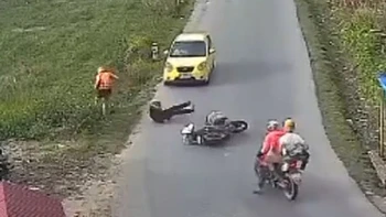 Thanh niên khiến người xem thót tim vì pha bo cua bay thẳng xuống ruộng