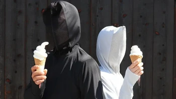 Ra mắt áo chống nắng kín như ninja, giá bán mới... sốc