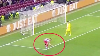 Dậy sóng vì cú bắt bóng trong vòng cấm Atletico Madrid của Pubill