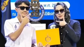 Cô hiệu trưởng gây sốt với màn trao bằng tốt nghiệp vì quá đáng yêu