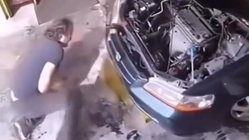 Thợ sửa ô tô ngã 'dập mông' vì đồng nghiệp 'báo quá báo'