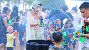 Đến biển Đà Nẵng, du khách vui 'quên lối về' khi tham gia đại chiến súng nước