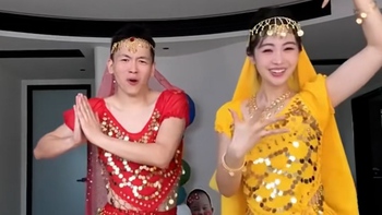 Người chồng ban đầu ngại, sau múa còn dẻo hơn cả vợ