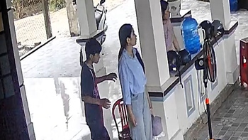 Chị gái hạnh phúc trước cách chào tạm biệt của em trai