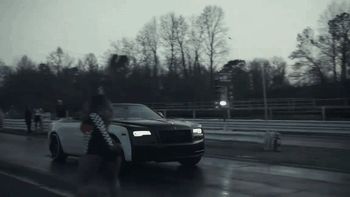Đổ xăng làm từ nhựa vào Rolls-Royce Dawn, xe vẫn chạy tốt