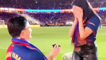 Cầu hôn giữa El Clasico, fan Barca có ‘cú đúp’ trong một đêm