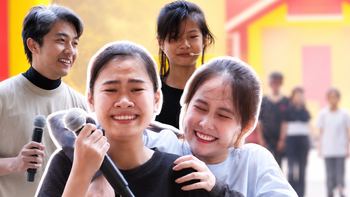Cô bé bật khóc hạnh phúc khi nhận được tấm bảng thưởng có giá trị cao