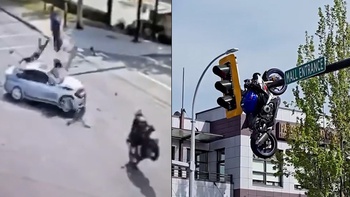 Môtô treo lơ lửng trên cột đèn giao thông sau va chạm