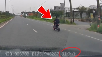 Tài xế lái ô tô 84km/h hú hồn khi xe đạp điện vượt mặt 'trong một nốt nhạc'
