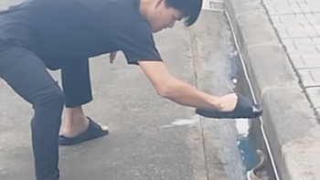 Thanh niên hú hồn khi trổ tài bắt rắn