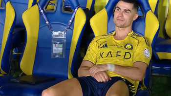 Ronaldo chết lặng nhìn đồng đội ‘phá’ hỏng tiệc vô địch sớm