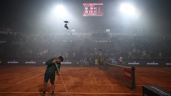 Italian Open phải dừng trận vì khói pháo hoa bóng đá