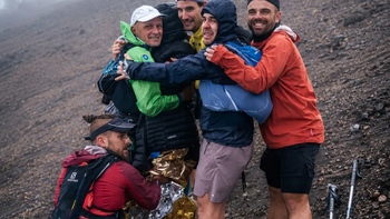Nhóm runner dùng 'cái ôm sinh tồn' cứu đối thủ giữa núi lạnh Transvulcania