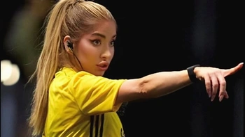 Nữ trọng tài từng bắt Chelsea - Liverpool bị ‘chê’ vì ngoại hình... quá nổi bật