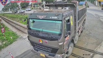Tài xế liều lĩnh điều khiển xe tải vượt gác chắn đường sắt ở Thanh Hóa