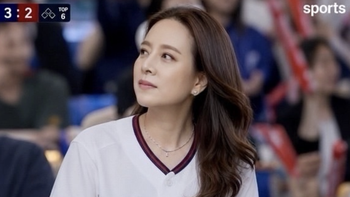 Madam Pang đu trend 'nữ cổ động viên nóng bỏng'