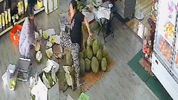 Cô gái 'ngã dập mông' vào đống sầu riêng