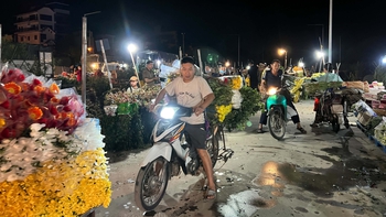 Khu chợ 'chui' quy mô khủng hoạt động thâu đêm sau nghĩa trang ở Hà Nội