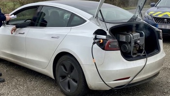 Vừa chạy xe điện vừa sạc bằng máy phát điện diesel, tài xế nhận kết đắng