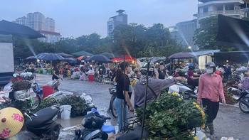 Chợ tự phát hoạt động náo nhiệt giữa khuya ở Hà Nội