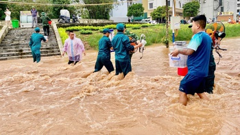 Mưa lớn biến nhiều tuyến đường ở Hải Phòng, Quảng Ninh thành sông
