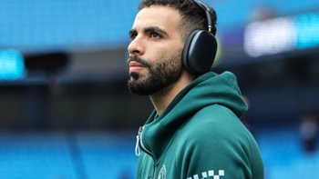 Ait Nouri ngủ gật khi Man City ăn mừng chức vô địch FA Cup