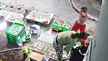 Tiểu thương nhảy nhót như đứa trẻ khi trúng số 50 triệu đồng