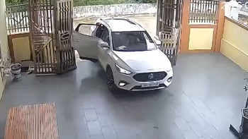 Nữ tài xế lùi ô tô va vào cổng sắt vì quên đóng cửa xe