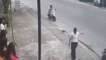 Cô gái dùng gậy chỉ huy giao thông dừng xe cảnh sát giao thông gây bão mạng