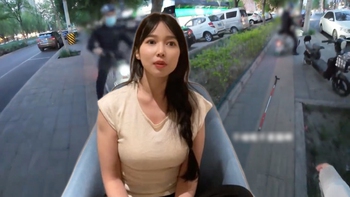 Nữ vlogger khiếm thị dựng cảnh bị xe điện tông để câu view