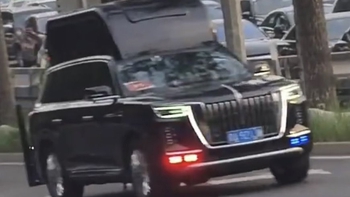 Chiếc xe bí ẩn trong đoàn hộ tống ông Donald Trump gây xôn xao, dân mạng thi nhau 'mổ xẻ' vai trò