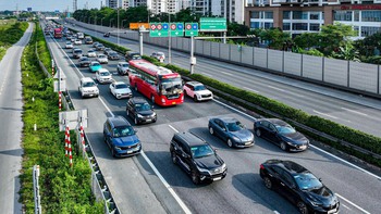 Xe cộ bắt đầu dồn về các cửa ngõ Hà Nội, nội đô vẫn thông thoáng