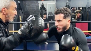 Tiền vệ Cherki gây sốt với cú đấm trong phòng tập boxing