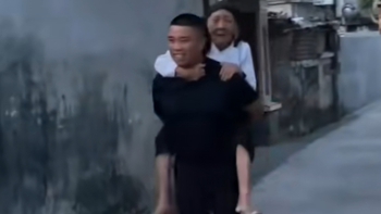 Thanh niên cõng mẹ hát live khắp xóm nhưng chẳng bị ai phàn nàn
