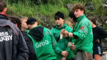 Vì sao nhiều khách du lịch ở Việt Nam lại mặc áo Grab?