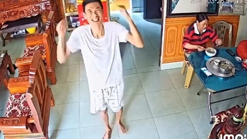Phản ứng cực đáng yêu của bố khi nghe con gái sắp về thăm nhà