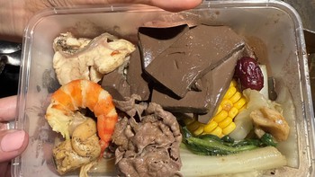 Cho hộp đồ ăn thừa: San sẻ đáng quý hay 'của cho' gây tranh cãi?