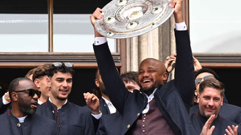 HLV của Bayern Munich đi ăn mừng nhưng để quên cúp vô địch ở trong bếp