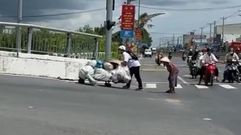 Nam sinh nhận cơn mưa lời khen khi lao tới đẩy xe ve chai giúp bà cụ giữa dốc cầu