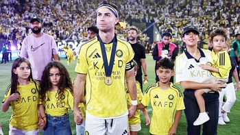 Ronaldo kéo cả gia đình xuống sân mừng vô địch Saudi Pro League lần đầu tiên